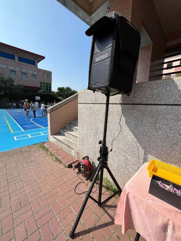 我們同時配置與攜帶擴音機可免費播放歌曲及主持帶領使用