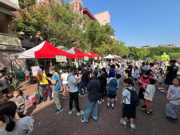 豐富與多元的闖關遊戲讓家長與孩童不畏懼陽光下的等待