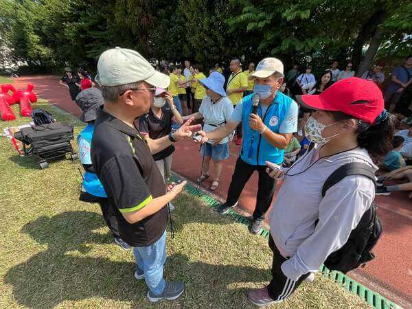 我們提供碼錶給擔任裁判任務的老師們